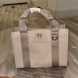 Lululemon 4.5L tote bag